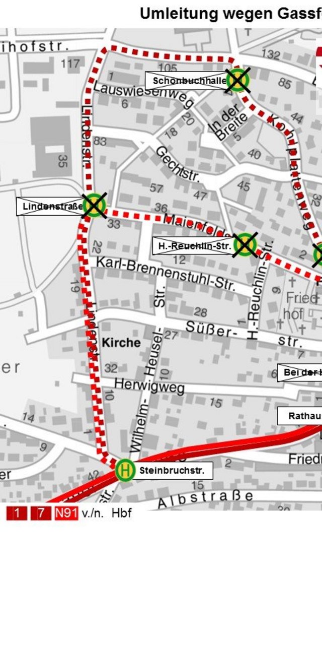 Eine Karte zeigt die Umleitung des öffentlichen Nahverkehrs in Tübingen aufgrund eines Gasfestes. Die Route ist durch rote Linien und gestrichelte Linien gekennzeichnet, während bestimmte Haltestellen mit X markiert sind, um anzuzeigen, dass sie nicht bedient werden. Die Haltestellen und Straßen wie Lindenstraße, Schönbuchhalle, H.-Reuchlin-Str., Maienfeldstraße und andere sind aufgelistet. Das Logo und die Kontaktdaten des Verkehrsunternehmens sind oben rechts auf der Karte abgebildet.
