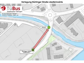 Eine Stadtkarte zeigt die Verlegung der Haltestelle „Nürtinger Straße“ stadteinwärts. In der Nähe fließt ein Gewässer, und verschiedene Gebäude sind eingezeichnet. Ein Hinweis auf eine Ersatzhaltestelle ist mit einem grünen „H“ gekennzeichnet. Die Route zur Ersatzhaltestelle ist durch einen roten Pfeil hervorgehoben.