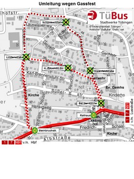 Eine Karte zeigt die Umleitung des öffentlichen Nahverkehrs in Tübingen aufgrund eines Gasfestes. Die Route ist durch rote Linien und gestrichelte Linien gekennzeichnet, während bestimmte Haltestellen mit X markiert sind, um anzuzeigen, dass sie nicht bedient werden. Die Haltestellen und Straßen wie Lindenstraße, Schönbuchhalle, H.-Reuchlin-Str., Maienfeldstraße und andere sind aufgelistet. Das Logo und die Kontaktdaten des Verkehrsunternehmens sind oben rechts auf der Karte abgebildet.