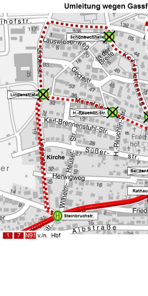 Eine Karte zeigt die Umleitung des öffentlichen Nahverkehrs in Tübingen aufgrund eines Gasfestes. Die Route ist durch rote Linien und gestrichelte Linien gekennzeichnet, während bestimmte Haltestellen mit X markiert sind, um anzuzeigen, dass sie nicht bedient werden. Die Haltestellen und Straßen wie Lindenstraße, Schönbuchhalle, H.-Reuchlin-Str., Maienfeldstraße und andere sind aufgelistet. Das Logo und die Kontaktdaten des Verkehrsunternehmens sind oben rechts auf der Karte abgebildet.