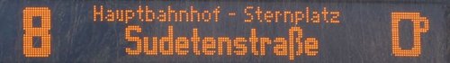Ein digitales Anzeigegerät zeigt die Nummer 8 und die Ziele "Hauptbahnhof - Sternplatz" sowie "Sudetenstraße".